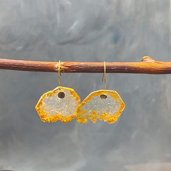 Matana Handmade Raw organic gold & white earrings - Picture 6 of 7